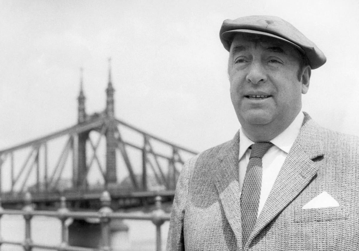 Pablo Neruda, fotografiado en Budapest en 1956