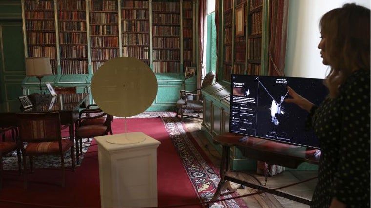 Intervención de la artista en la biblioteca del Palacio de Liria, con una réplica del Disco de Oro