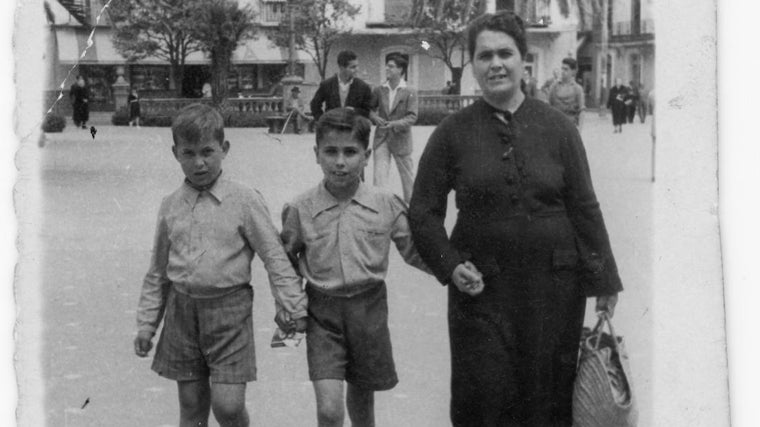Luzia Gomes, con sus hijos Pepe y Paco de Lucia, en la década de 1950