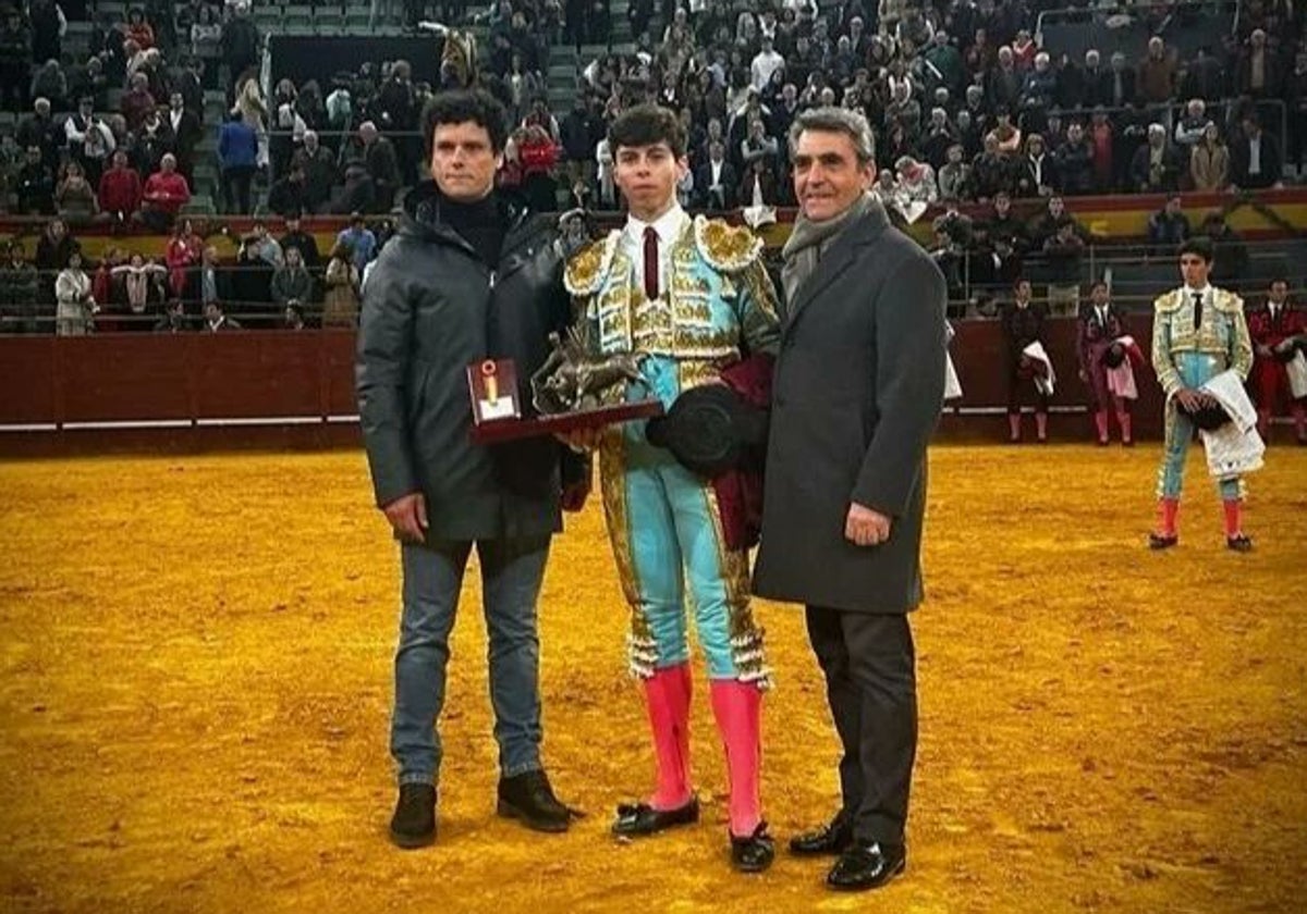 Julio Méndez con el trofeo, junto a Abellán y Victorino Martín