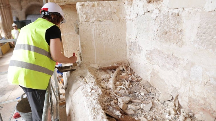 Trabajos de restauración en el claustro de Santes Creus