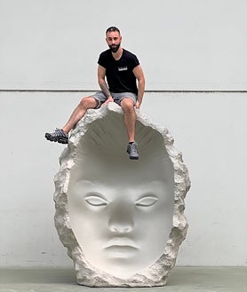 Imagen secundaria 2 - Arriba, obra de la serie 'Umbrales', de Cristina Gamón (Shiras Galería). Abajo, obra de Isabela Puga (Galería Bat Alberto Cornejo) y, a su derecha, Alejandro Monge sobre una de sus esculturas