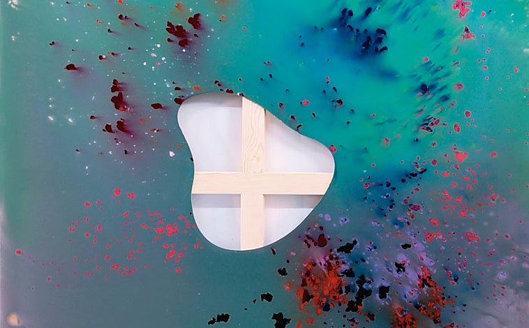 Imagen principal - Arriba, obra de la serie 'Umbrales', de Cristina Gamón (Shiras Galería). Abajo, obra de Isabela Puga (Galería Bat Alberto Cornejo) y, a su derecha, Alejandro Monge sobre una de sus esculturas