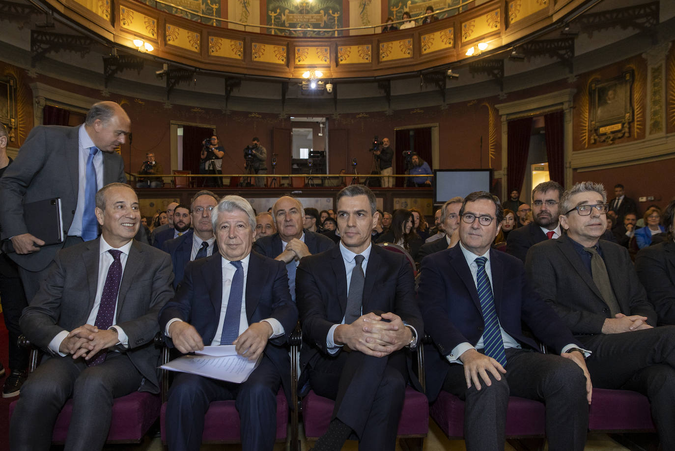 De izquierda a derecha: Antonio Fernández, Enrique Cerezo, Pedro Sánchez, Antonio Garamendi y Jordi Martí