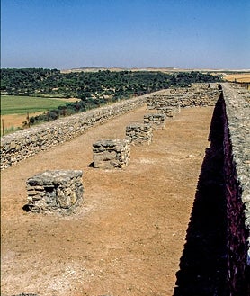 Imagen secundaria 2 - El edificio meridional, con la iglesia palatina al fondo (arriba) y el edificio septentrional (derecha), junto a una reconstrucción virtual del espacio