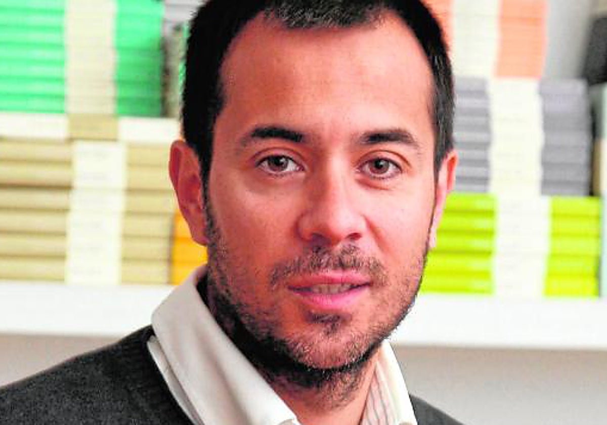 Su afición a los libros, al continente tanto como al contenido, la desarrolló desde niño, gracias a la biblioteca familiar