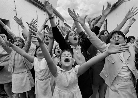 Imagen secundaria 1 - Arriba, 'Duelo', Canosa di Puglia, Italia, 2000. Sobre estas líneas, a la izquierda, 'Cruz de Mayo'. Berrocal, Huelva, 1998; a la derecha, 'El Colacho'. Castrillo de Murcia, Burgos, 1975