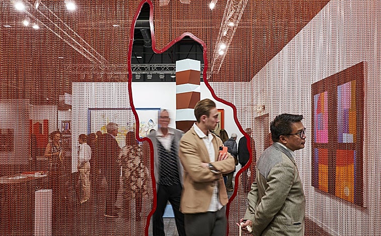 Imagen principal - Sobre estas líneas, obra de Elvira Amor, de la galería Moisés Pérez de Albéniz en la sección general. A la derecha, 'Mami y su altar', de Juan Sánchez en el sector de Caribe. Arriba, detalle de la feria en su edición de 2023