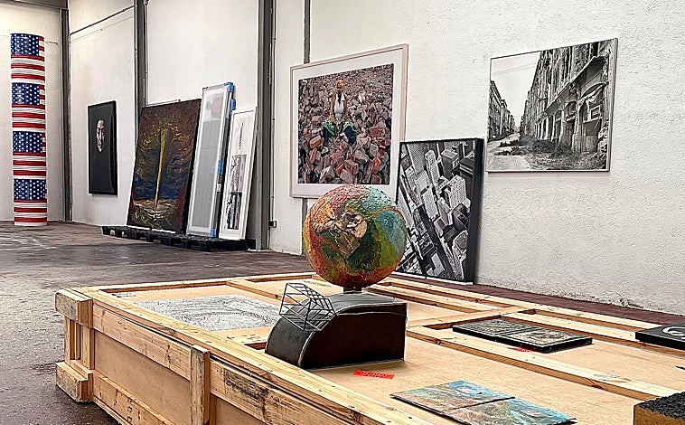 Imagen principal - Fotos del espacio donde Oliva Arauna expone su colección en Madrid, de nombre Álmacen Abierto