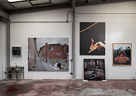 Imagen secundaria 1 - Fotos del espacio donde Oliva Arauna expone su colección en Madrid, de nombre Álmacen Abierto