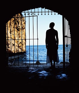 Imagen secundaria 2 - Sobre esta líneas, la obra `St Francis´ de Gabriela Hajnal de la sección Opening. A la derecha, la fotografía  `Western Union: Small Boats´, de Isaac Julien en la sección Caribe. Arriba, una obra de Tomás Saraceno de la galería Pinksummer 