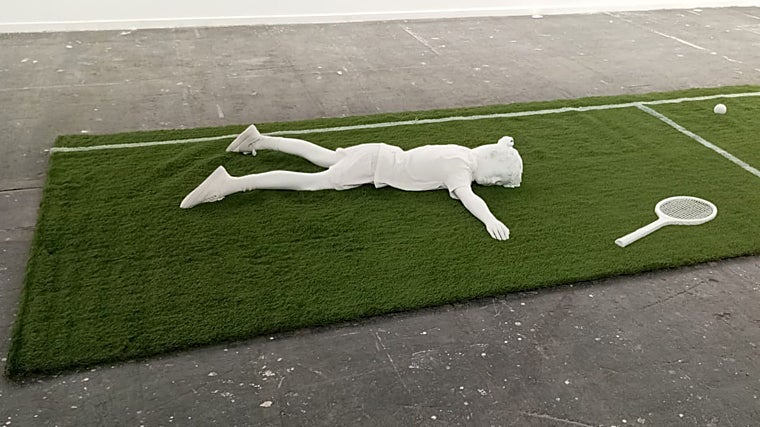 'Short Story', 2020, de Elmgreen & Dragset, en el estand de Helga de Alvear