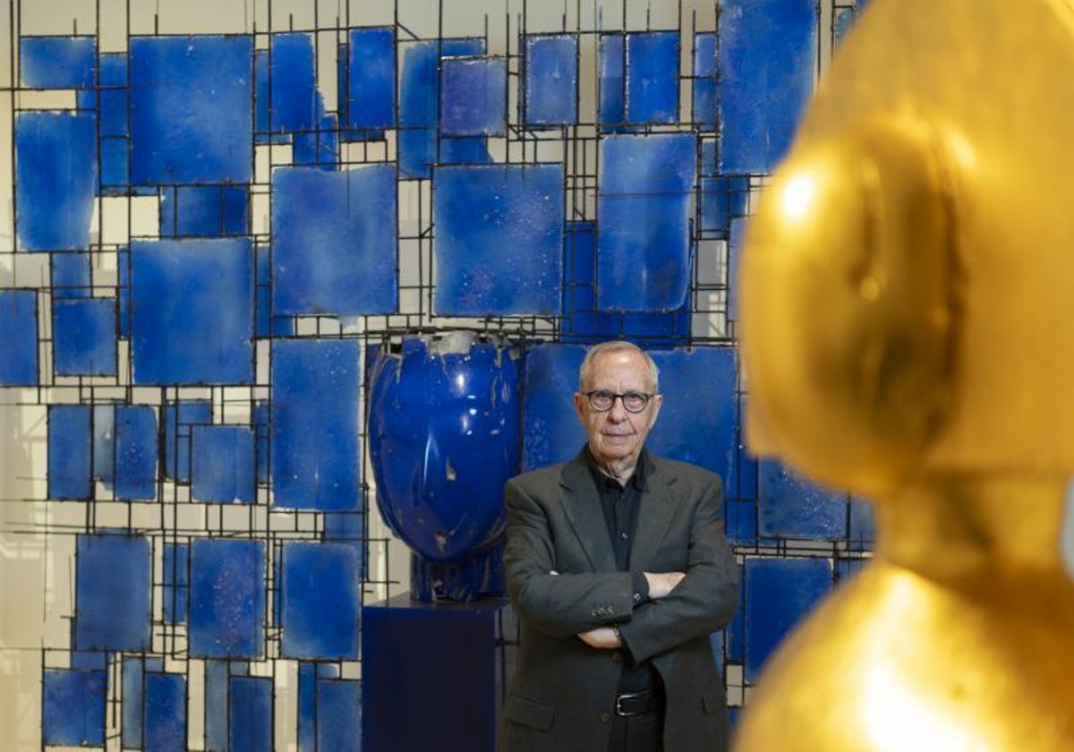 Manolo Valdés, delante de una de sus obras expuestas en Opera Gallery