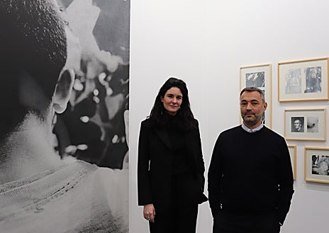 Imagen secundaria 1 - De arriba abajo, Sabrina Amrani, directora de la galería homónima; Camille Bréchignac y Jérôme Poggi (galería Poggi); y Karen Huber, responsable de Karen Huber