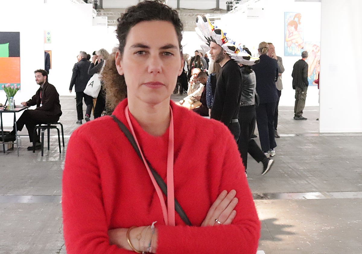 La artista Irma Álvarez-Laviada en la feria de ARCO