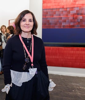 Imagen secundaria 2 - Sobre estas líneas, esculturas de Elena Aitzkoa en Rosa Santos. A la derecha, una de las galeristas de Elvira González. Arriba, Amalia Laurent, de Sissi Club, en Opening