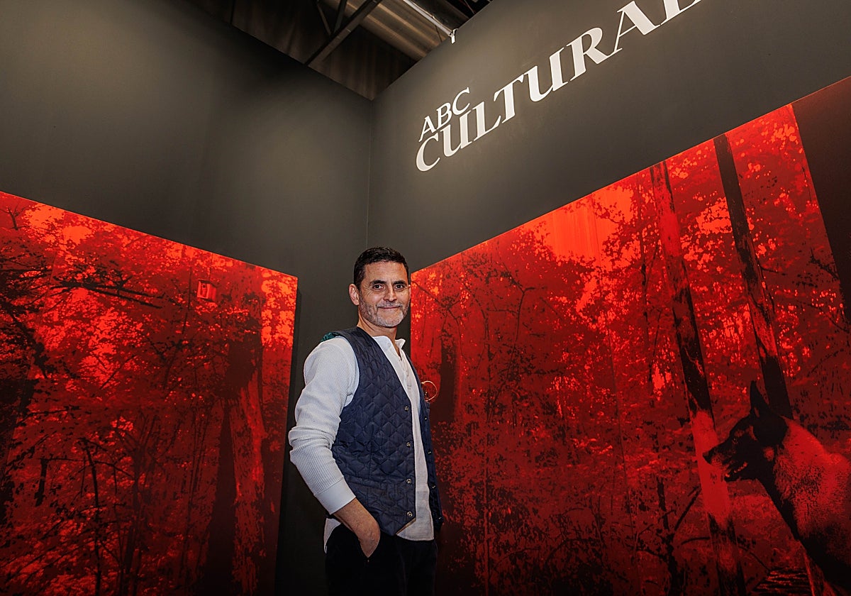 Javier Garcerá posa delante de su políptico en el estand de ABC Cultural en ARCO