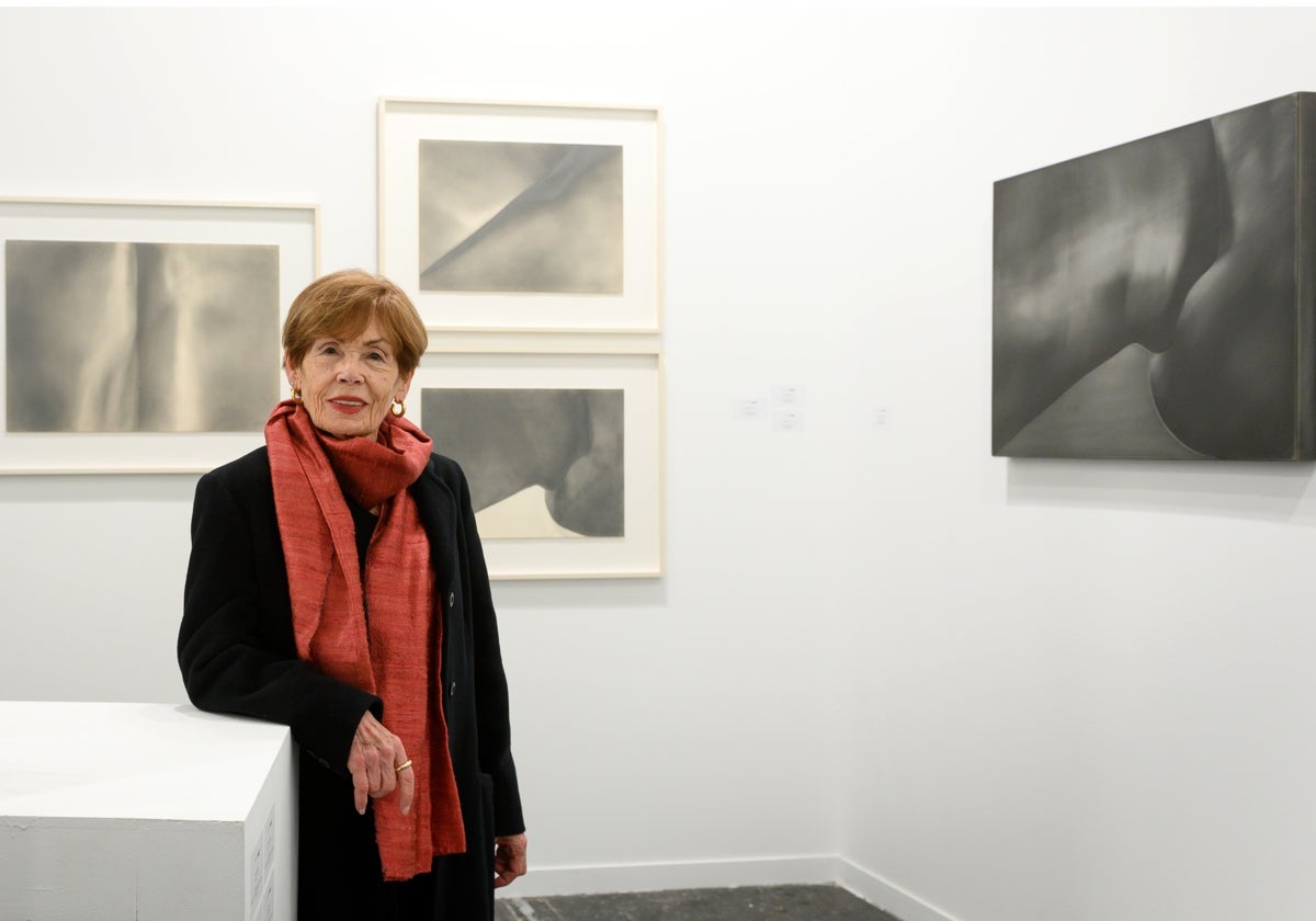 Maribel Nazco, en el estand de José de la Mano con algunas de sus obras