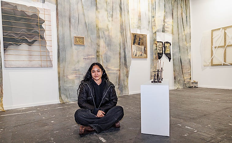 Imagen principal - Sobre estas líneas, esculturas de Elena Aitzkoa en Rosa Santos. A la derecha, una de las galeristas de Elvira González. Arriba, Amalia Laurent, de Sissi Club, en Opening