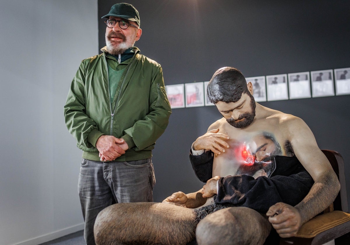 Rodrigo junto a su escultura 'Manuel' en el estand de José de la Mano