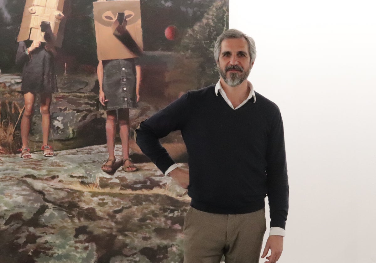 Navarro, ante una de sus obras en el estand de Ponce+Robles