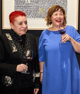 Imagen secundaria 2 - De arriba a abajo: 1. Momento de la entrega del premio ARCO/BEEP a Daniel Canogar y Peter Halley. 2. Fotografía de familia  del premio CRT a Tomás Saraceno y Abraham González Pacheco. 3.  Concha Jerez, ganadora del Premio Enate, con Maribel López