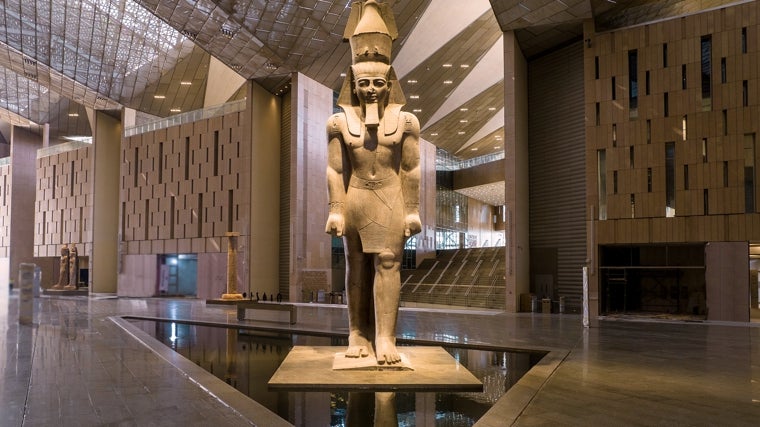 Estatua de Ramsés II en el vestíbulo del Gran Museo Egipcio