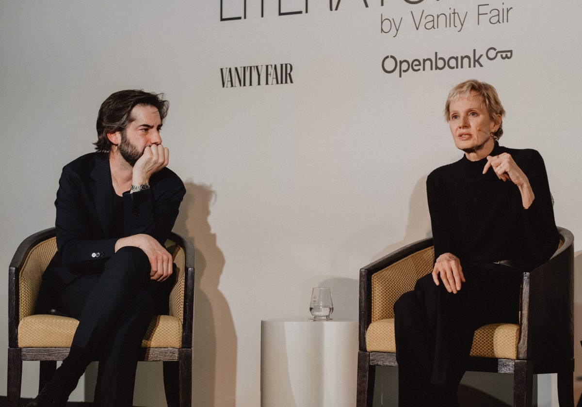 Alberto Moreno, director editorial de 'Vanity Fair' España, con la escritora Siri Hustvedt en Madrid