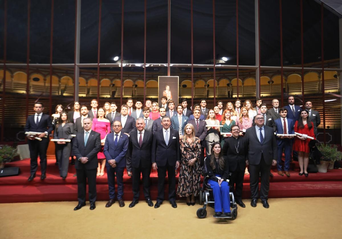 Los galadornados con los premios taurinos y universitarios de la Real Maestranza de Sevilla posan para la foto de familia