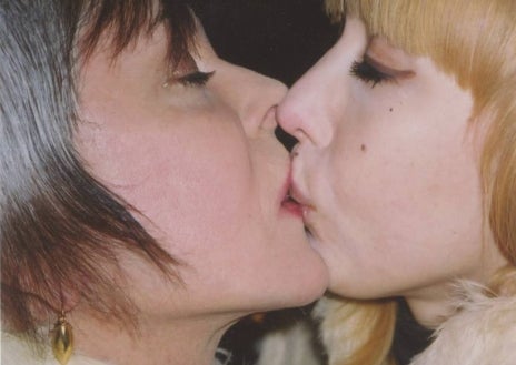 Imagen secundaria 1 - 1. Con su hija Genesse andando a caballo en el Himalaya 2. Genesis y Lady Jaye en 2003 (Michael Fox) 3. Throbbing Gristle en Butlers's Wharf en diciembre de 1979 (Kevin Thorne)
