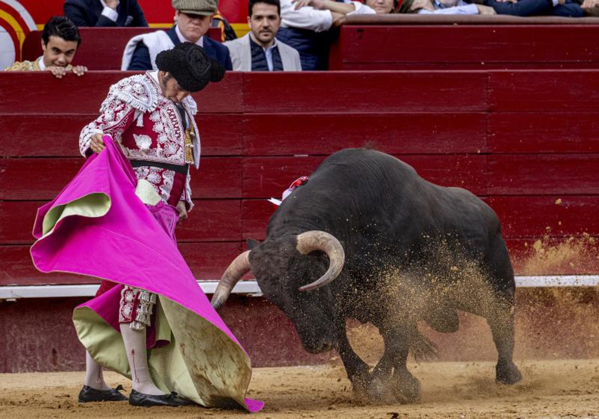 Morante de la Puebla, a la verónica con su primer toro de Juan Pedro Domecq