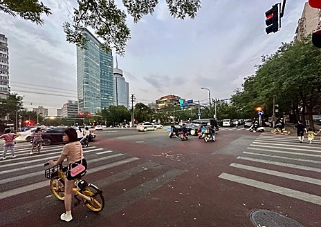 Imagen secundaria 1 - Arriba, la Ciudad Prohibida. Abajo, a la izquierda, el ruce de las calles Chunxiu y Dongzhimen, en la parte moderna del distrito de Dongcheng. Al lado, los hutong (calles tradicionales) situadas en las inmediaciones de la Torre del Tambor y el lago Shihachai