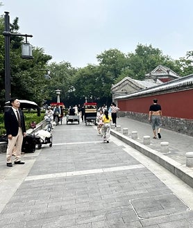 Imagen secundaria 2 - Arriba, la Ciudad Prohibida. Abajo, a la izquierda, el ruce de las calles Chunxiu y Dongzhimen, en la parte moderna del distrito de Dongcheng. Al lado, los hutong (calles tradicionales) situadas en las inmediaciones de la Torre del Tambor y el lago Shihachai