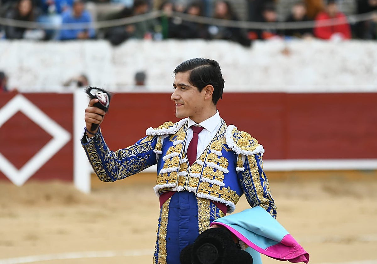 Luis David con la oreja del primero