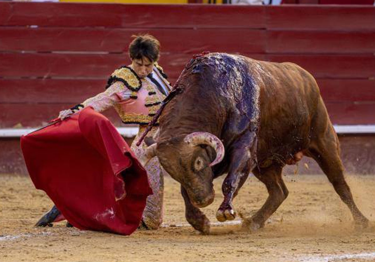 Roca Rey, en el prólogo de rodillas al quinto toro