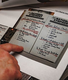 Imagen secundaria 2 - Daryl Donley es uno de los mánagers y lleva más de 20 años en la NSO. En la puerta del auditorio controla todos los instrumentos que van entrando y los comprueba con las imágenes que tiene. En el Auditorio se han colgado varios carteles para indicar a los músicos dónde están los instrumentos. Con esos mismos carteles, Daryl indica dónde tiene que ir cada caja