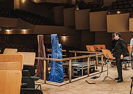 Imagen secundaria 1 - Los instrumentos se suben por un ascensor (izquierda) hasta el escenario (derecha) y se desembalan con mucho cuidado para colocarlos en el lugar correspondiente