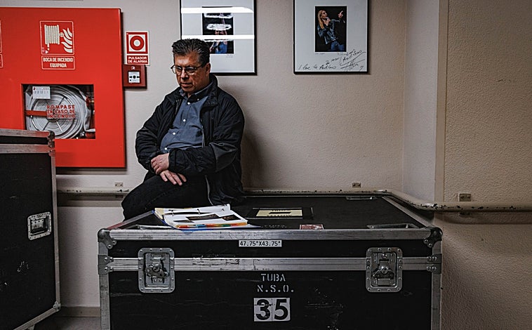 Imagen principal - Daryl Donley es uno de los mánagers y lleva más de 20 años en la NSO. En la puerta del auditorio controla todos los instrumentos que van entrando y los comprueba con las imágenes que tiene. En el Auditorio se han colgado varios carteles para indicar a los músicos dónde están los instrumentos. Con esos mismos carteles, Daryl indica dónde tiene que ir cada caja