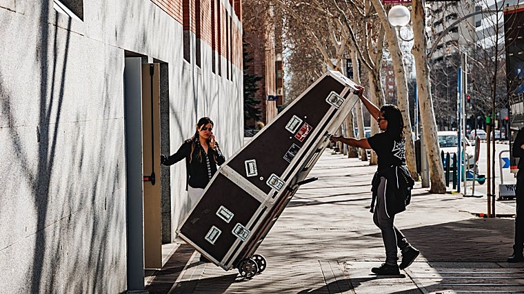 Los instrumentos comienzan a entrar por la puerta del Auditorio Nacional de Madrid