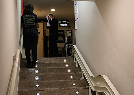 Imagen secundaria 1 - Abel Pereira saluda al maestro Noseda, exhausto y satisfecho del concierto, y recoge su instrumento cuidadosamente para la siguiente parada de la gira