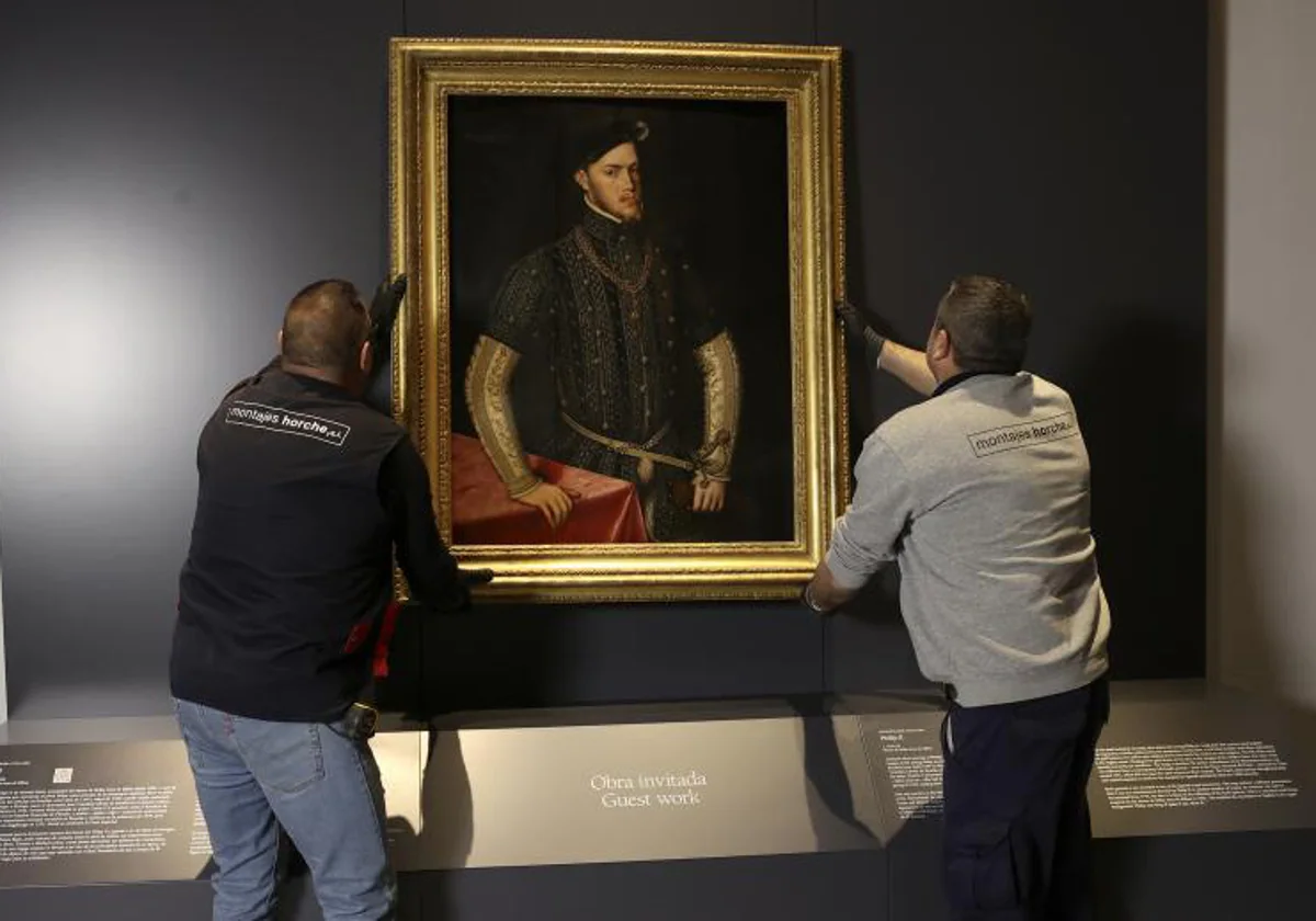 Instalación del retrato de Felipe II, obra de Antonio Moro, en la Galería de las Colecciones Reales