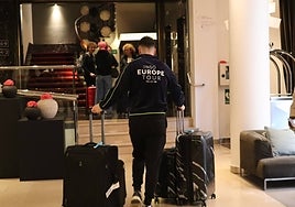 Nos colamos en la gira de una gran orquesta: el viaje de 100 músicos, dos camiones de instrumentos y una vida de trabajo