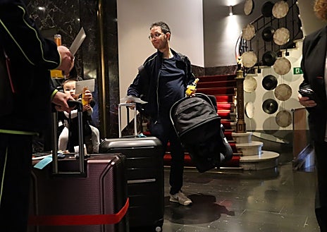Imagen secundaria 1 - La llegada de los músicos de la NSO ha dejado estampas como la de Andrew Eng que lleva en sus brazos una silla de un bebé porque trae a su hijo pequeño de gira. También, la llegada del maestro Gianandrea Noseda junto a su mujer Lucia Noseda al hotel Le Meridien