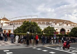 Largas colas en la taquilla de la Maestranza de Sevilla para comprar las entradas de las corridas de toros