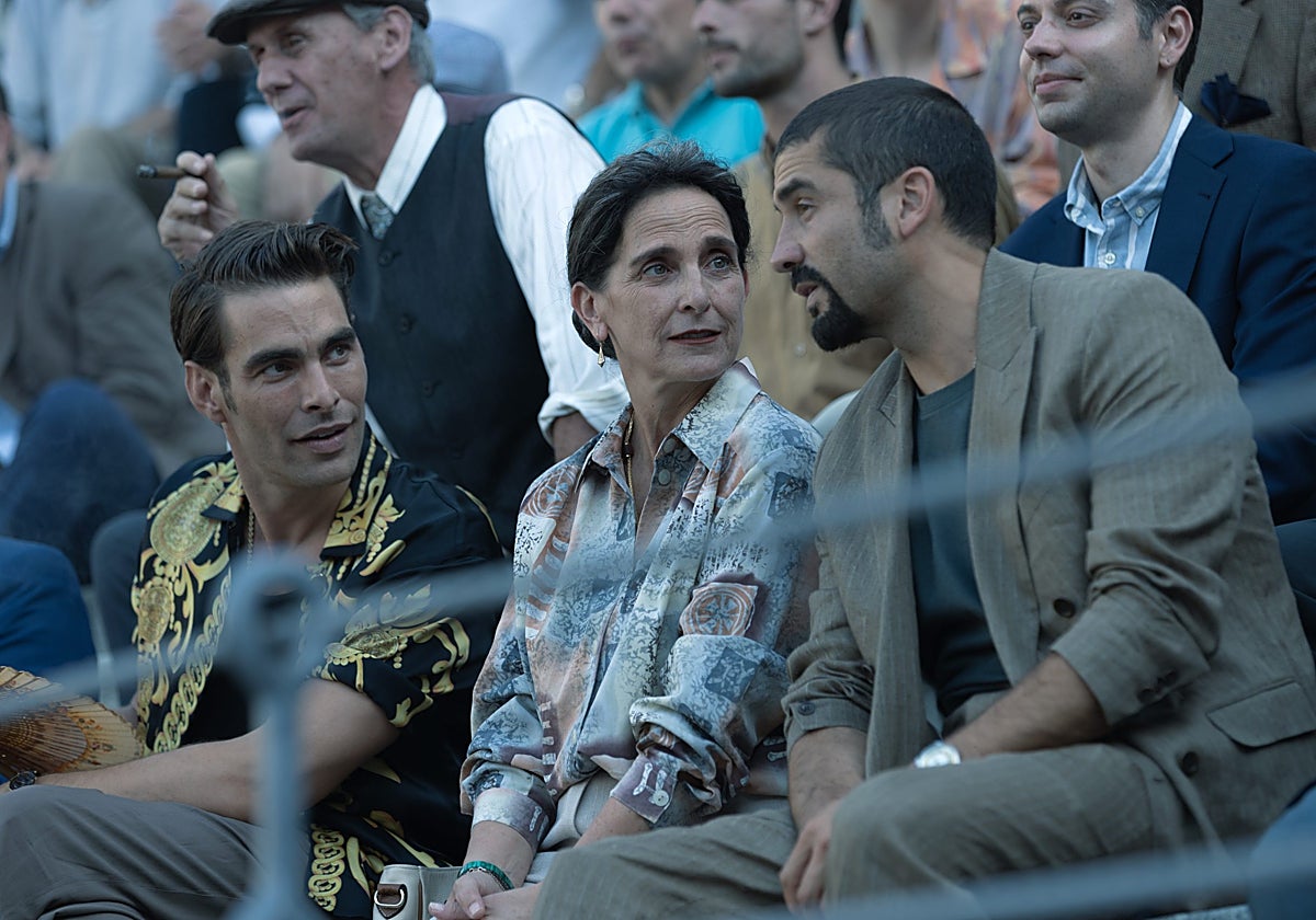 Escena rodada en Las Ventas del último capítulo de la segunda temporada, con Jon Kortajarena (Caballero), Norma Martínez (La Doña) y Álex García (José Antonio), en el tendido