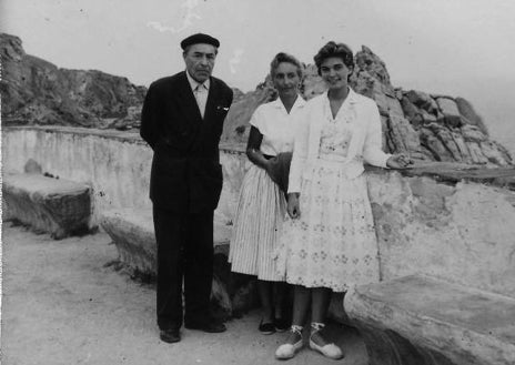 Imagen secundaria 1 - Arriba, Josep Pla con Lilian Hirsch en Gerona, año 1948. A la izquierda, el escritor con la argentina Luz de Santa Coloma y la madre de ella en la Costa Brava. A la derecha, Consuelo Robles en Cadaqués, años setenta