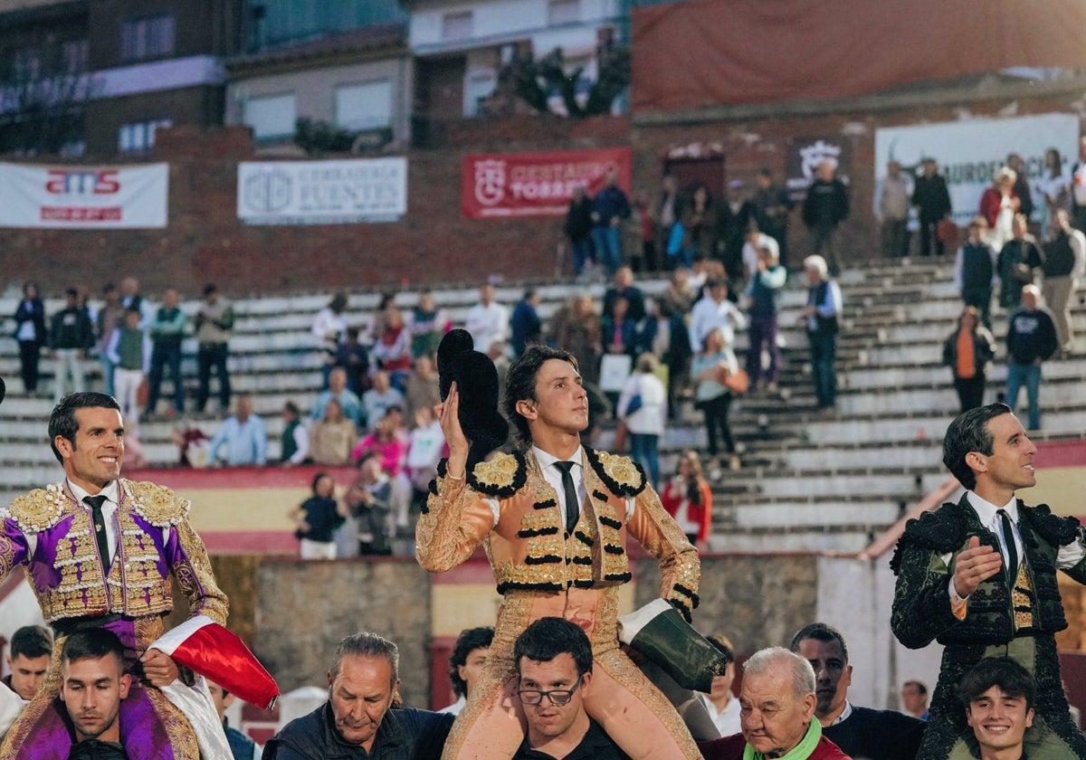 Los tres toreros por la puerta grande