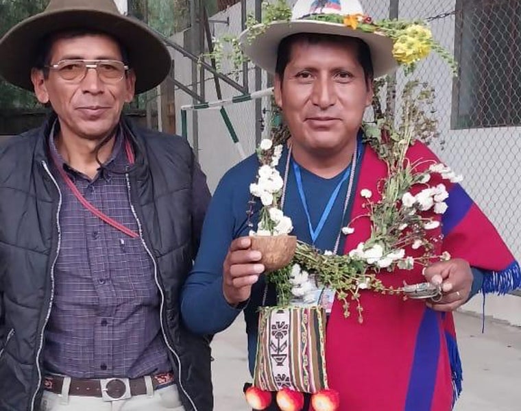 El tata Hilarión Mejía (a la derecha), autoridad de la nación chicha, junto a uno de sus colaboradores