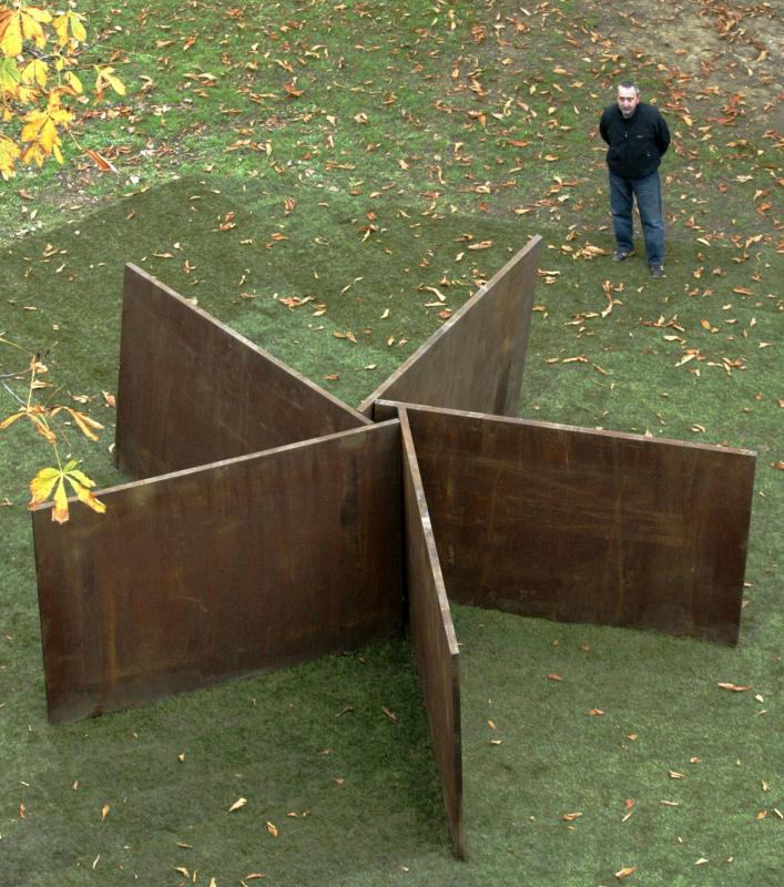 Las obras más icónicas del artista Richard Serra, en imágenes