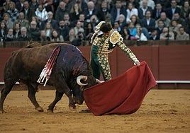 Una corrida vulgar y un suceso paranormal entierran el trono del toreo en la Maestranza